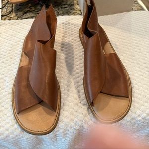 BORN CHESTNUT LEATHER SANDALS - SIZE 11 - WORN 1 TIME